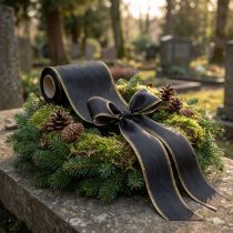 tételeket Elegáns moaré koszorúszalag, 175 mm, fekete, gyöngyház szegéllyel és taft szövéssel, díszszalag temetési virágkötészethez, masniszalag, 25 m