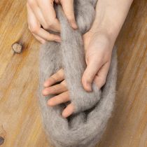 tételeket Gyapjúzsinór díszgyapjú szürke-natúr 2m nemezelt gyapjú kézműveskedéshez és virágkötészethez