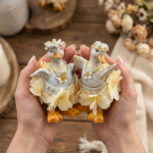 tételeket Dekoratív kacsafigura virágos ruhában, tavaszi, részletes nyári dekorációs kiegészítő, 11 cm, 2 darab