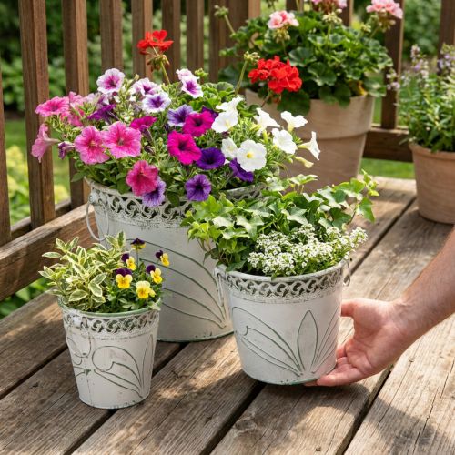 tételeket Dombornyomott fém virágtartó fülekkel, fehér és zöld, shabby chic stílus, M22/19,5/17,5cm, Ø25,5/20,5/15,5cm, 3 db-os szett