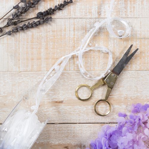 tételeket Esküvői dekorációs organza szalag fehér 10mm x 5m szívekkel és gyöngyökkel