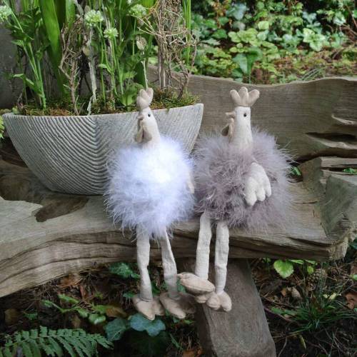 Floristik24 Húsvéti dekorációs csirke pár, szélén ülő, tavaszi, dekoratív tollas csirke 2db