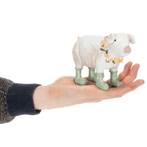 Dekoratív malac gumicsizmával – Vicces farmfigura virágkoszorúval 15,5 cm | Floristik24.hu