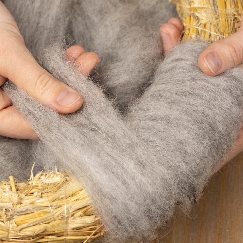 tételeket Gyapjúzsinór díszgyapjú szürke-natúr 2m nemezelt gyapjú kézműveskedéshez és virágkötészethez