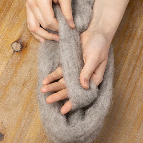 tételeket Gyapjúzsinór díszgyapjú szürke-natúr 2m nemezelt gyapjú kézműveskedéshez és virágkötészethez