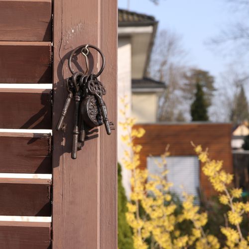 Floristik24 Fém dekoratív kulcscsomó barna lakattal, magassága 22 cm