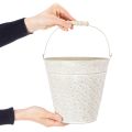 Dekoratív vödör, fehérre meszelt, füllel, Ø20,5cm, fém virágtartó dekorációval | Floristik24.hu