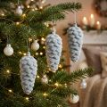 Fenyőtobozok, szürke színűre bolyhozott, 11,5 cm, 6 darab, díszítéssel | Floristik24.hu
