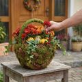 Rusztikus ültetőkosár mohával és fenyőtobozokkal - dekoratív kosár füllel Ø32cm M42cm - sokoldalú kerti és lakberendezési tárgy | Floristik24.hu